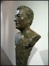 Christine Dewerny I Bildhauerin I Berlin I Porträtstele Bronze I Prof. Götz Friedrich I Deutsche Oper Berlin