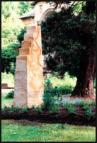 Christine Dewerny I Bildhauerin I Berlin I Sandsteinskulpuren I Grabstele I Postaer Sandstein