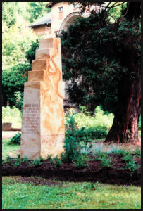 Christine Dewerny I Bildhauerin I Berlin I Sandsteinskulpuren I Grabstele I Postaer Sandstein
