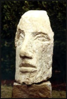 Christine Dewerny I Bildhauerin I Berlin I Sandsteinskulpuren I Maske der Medea I Reinhardtsdorfer Sandstein