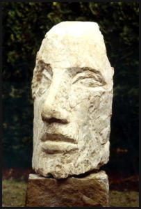 Christine Dewerny I Bildhauerin I Berlin I Sandsteinskulpuren I Maske der Medea I Reinhardtsdorfer Sandstein