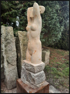 Christine Dewerny I Bildhauerin I Berlin I Sandsteinskulpuren I Maskenfrau I Reinhardtsdorfer Sandstein