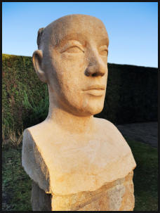 Christine Dewerny I Bildhauerin I Berlin I Sandsteinskulpuren I Medea I Reinhardtsdorfer Sandstein