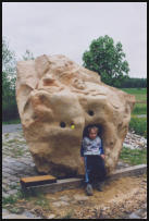 Christine Dewerny I Bildhauerin I Berlin I Sandsteinskulpuren I Spielstein mit Murmelbahn I Reinhardtsdorfer Sandstein