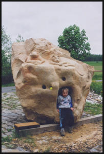 Christine Dewerny I Bildhauerin I Berlin I Sandsteinskulpuren I Spielstein mit Murmelbahn I Reinhardtsdorfer Sandstein