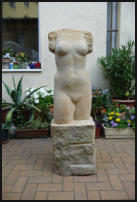 Christine Dewerny I Bildhauerin I Berlin I Sandsteinskulpuren I Stelentorso I Reinhardtsdorfer Sandstein