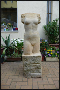 Christine Dewerny I Bildhauerin I Berlin I Sandsteinskulpuren I Stelentorso I Reinhardtsdorfer Sandstein