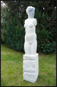 Christine Dewerny I Bildhauerin I Berlin I Sandsteinskulpuren I Torso mit blauer Maske I Cottaer Sandstein